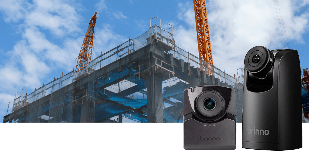 赤いクレーンのある鉄骨の建物の工事現場と空と商品「タイムラプスカメラ・防犯カメラ」