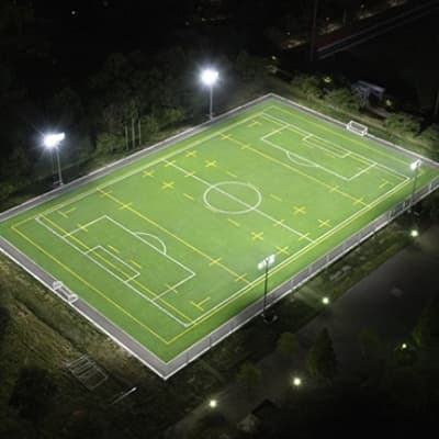 夜明りに照らされているサッカーコート